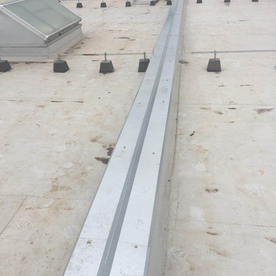 金属盖板型地面变形缝装置照片.pdf